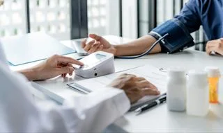 shutterstock_2491137387 blood pressure 高血壓 量血壓