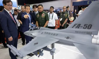 菲律賓陸軍參謀長與韓國航空航天工業公司