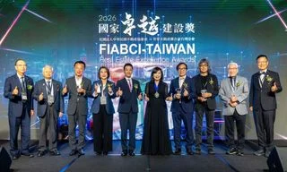 3. Recipients of Special Contribution for Urban Development Award and the Property Man of the Year Award pose for a gro
