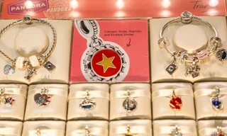10月1日，丹麥珠寶品牌潘朵拉（Pandora）位於越南胡志明市的最大製造廠展示珠寶產品。潘朵拉斥資1.5億美元在越南設廠，並將亞洲營運總部設於新加坡。