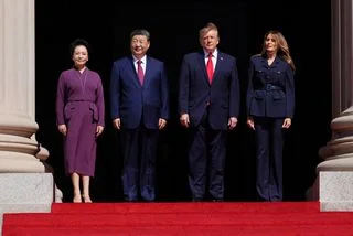 2026年9月25日,美國總統川普(右中)、第一夫人梅蘭妮亞(右)、中國國家主席習近平(左中)及其夫人彭麗媛抵達華盛頓國家檔案博物館。
