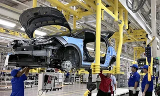 2024年7月4日，工人在中國電動車大廠比亞迪（BYD）位於泰國羅勇府的新工廠生產電動車。泰國積極引進中國電動車業者投資，力圖在全球汽車產業轉型之際，延續「亞洲底特律」的地位。