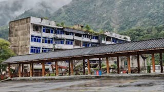 汶川走出地震悲情