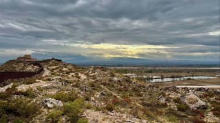 遊走賀蘭山壑 弔古邊塞長城