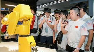 首批港生參觀中國航母造船廠  近觀國家科技最新發展