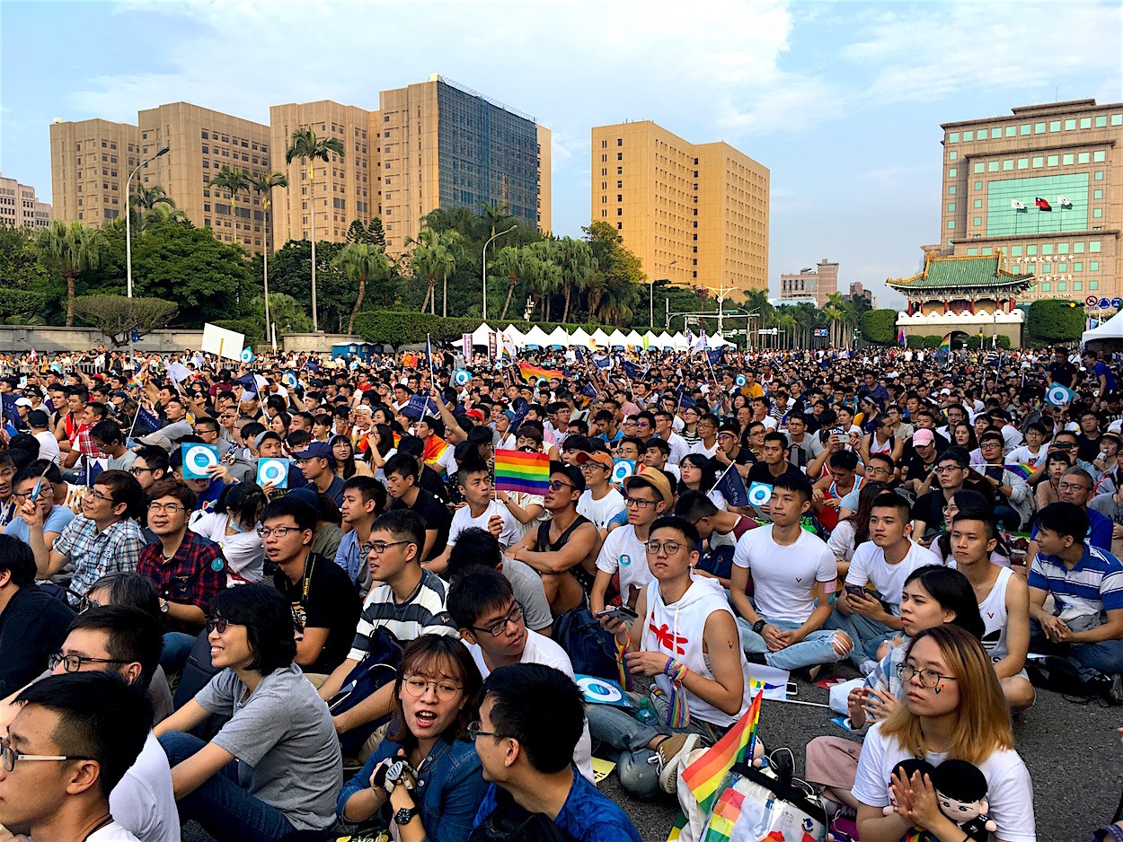 Pre-Referenda LGBT Rights Rally Draws 100,000 in Taipei - The News Lens ...