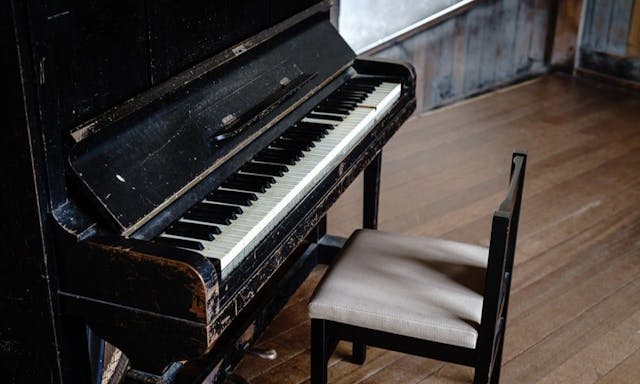 那裡明明沒有人，卻傳來鋼琴聲：校園鬼故事為何常發生在「音樂教室」？