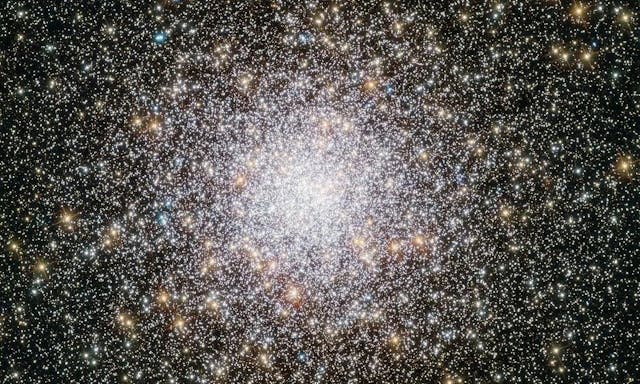 如果今天的你並不覺得自己「閃閃發光」，NASA想讓你看看這個星團的照片