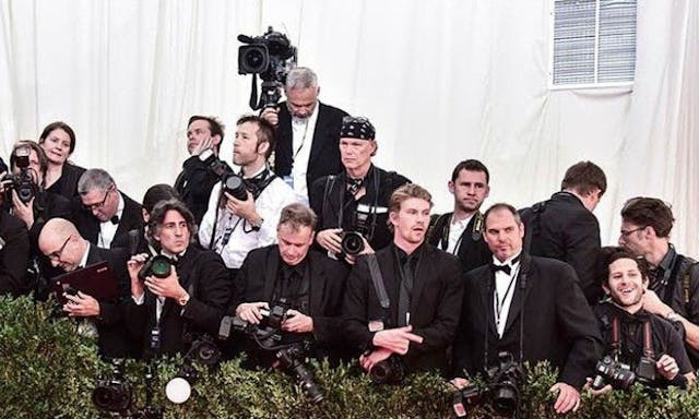 低調又不失禮貌：從頭到尾都待在紅毯外，Met Gala的攝影師們怎麼穿？