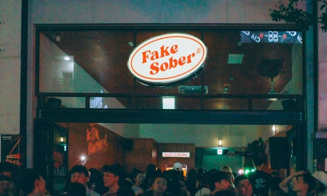 或許台北人需要的，只是一個超大的KTV包廂：Fake Sober到底在紅什麼？