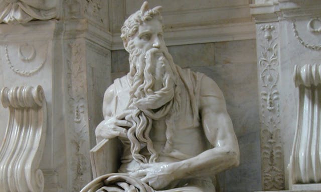 讓藝術史家爭辯不休：米開朗基羅最知名雕塑，《摩西》頭上的角究竟隱喻著什麼？
