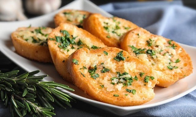 別被它的法式外型給騙了：人見人愛的大蒜麵包，其實並非來自法國