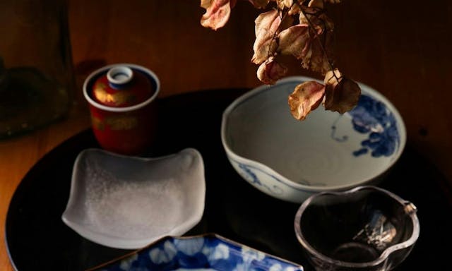主要目的是取悅人們，次要才是裝盛菜餚：講究的日本料理人，如何為賓客挑選適合的食器？