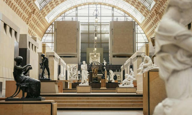 在法國最美博物館醒來：入住奧賽美術館百年鐘樓室，坐在床上就能看奧運開幕