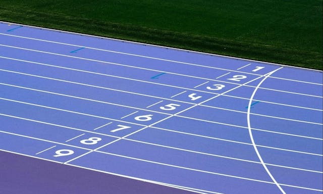 奧運史上首次出現「紫色跑道」！除了呼應主視覺，選用紫色還有這樣的功能