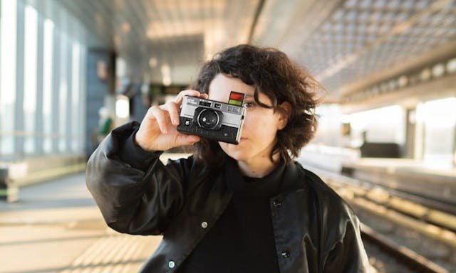 重曝、暗角、萬花筒一機搞定：底片相機LomoApparat推出全新版本Alexanderplatz
