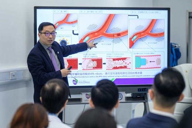 中大機械與自動化工程學系教授張立教授解釋，磁控溶血酶激活劑納米機械人﹙tPA-nbots﹚可在狹窄的末梢血管中導航至血栓位置，精準定位施藥，可望減少中風患者的腦損傷。