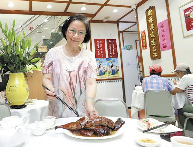 好客的華姐教大家吃燒鵝的秘訣，整隻燒鵝有不同部分，食客各有喜好。但她說首選鵝腰，不單皮脆甘香且肉質纖維細夠鬆化；其次鵝脾，部位較肥難脆皮唯肉質嫩滑，受人喜愛；鵝腩皮香酥化，連軟骨薄肉滲透醃料濃香；鵝翼則油份少而炭香味豐富。華姐還教大家進食中途可叫碗燒鵝瀨粉，將鵝肉浸上湯吃，也很滋味。