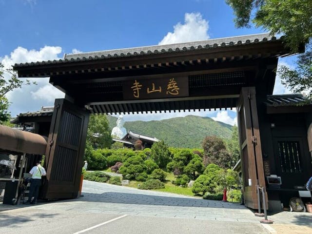 慈山寺入口。（陳建華女士提供圖片）