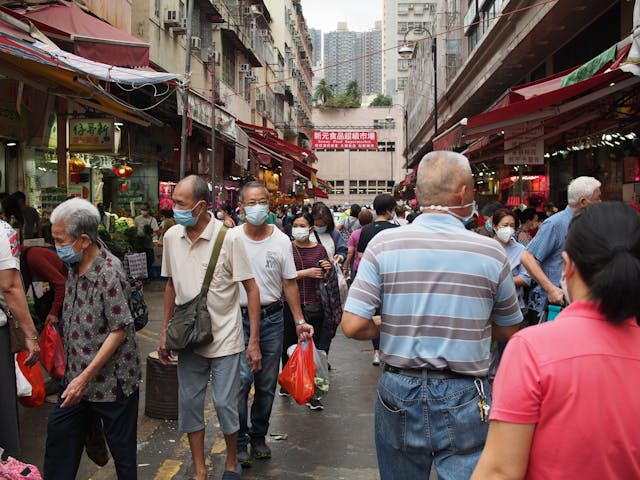 政府的經濟社會民生工作必須取得一定成效，才能令更多香港人對中央和國家的態度愈來愈正面。（Shutterstock）