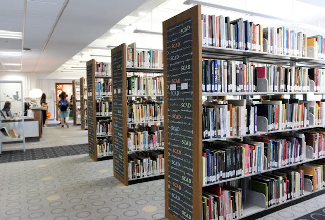 SCAD香港的圖書館,架上的書籍多與美術、藝術和設計有關。