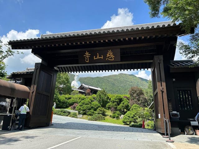 何教授是慈山寺的建築設計及造像的總顧問。