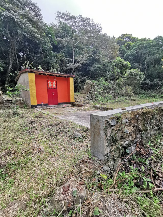 昂坪村，位處海拔400米高的濕地，會是西貢區海拔最高的小村。村屋不多，盡成頹垣，新修硬山頂平房一間用作祠堂。