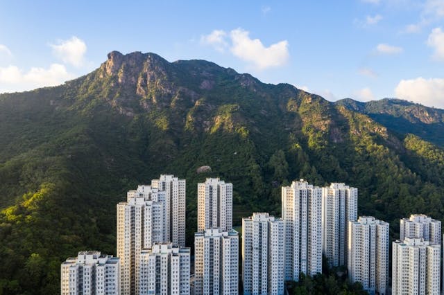 梁錦松再次引用香港經典流行歌《獅子山下》的歌詞，呼籲市民同舟共濟。（Shutterstock）