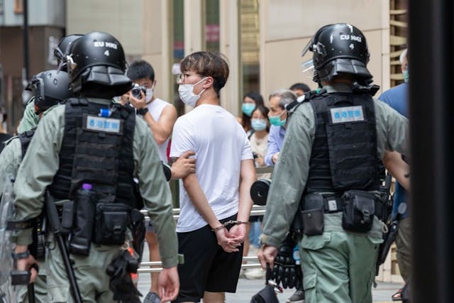 香港過去一年，因為參與抗爭運動而被捕的總人數已超過10000人，未成年的學生約佔兩成，為數不少，而最年輕的，竟然只有11歲。（亞新社）