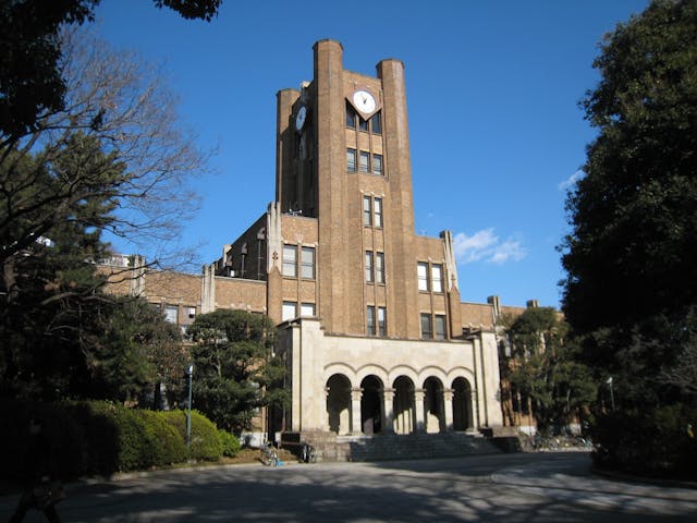 第一高等學校本館（1935年建），現為東京大學校園一部分。（Wikimedia Commons）