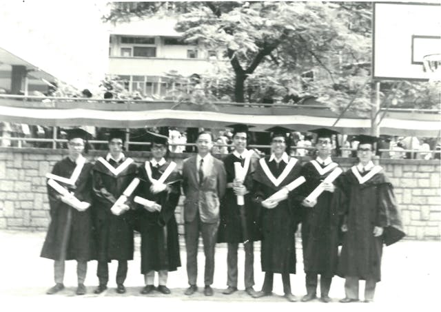 1973年大學畢業時與部分同學合照，左四為系主任孫國棟教授，右一為本文作者。