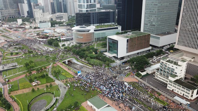 抗爭者及泛民主派指控警察濫用暴力，本地及國際輿論也強烈反應，網上聲音一面倒地批評 「警暴」。（亞新社）