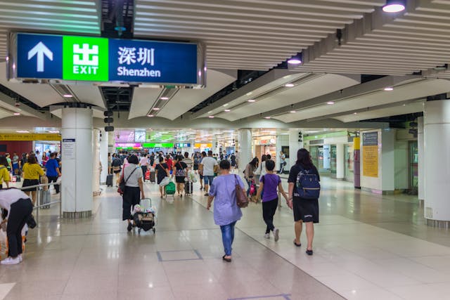 在推動香港人「人心回歸」的過程中，不能讓對待差異造成香港人與內地同胞的隔膜。（Shutterstock）