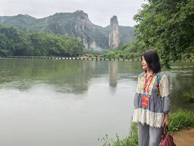 作者沉浸在縉雲縣仙都景區鼎湖峰，其狀如春筍高 170.8 米，堪稱天下第一筍。