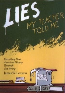 從書架上信手拈來一本舊書，&lt;i&gt;Lies My Teacher Told Me&lt;/i&gt;，作者James Loewen對於美國歷史教科書如何形成偏見、中小學教師使用這些教科書會給學生灌輸一種什麼樣的錯誤觀念。（Wikimedia Commons）