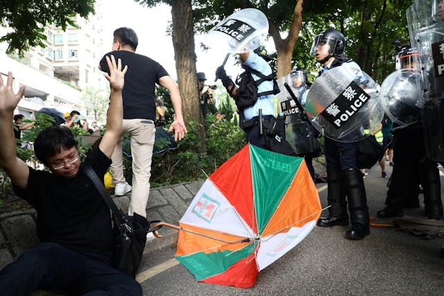 示威者用雨傘攻擊警察。