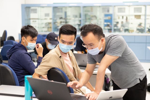 香港老師在疫情下尤其懂得「執生」和創新。（Shutterstock）