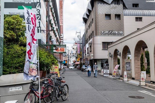 受新冠肺炎疫情影響，日本東京、大阪等城市的繁華街道頓變冷清。（Shutterstock）