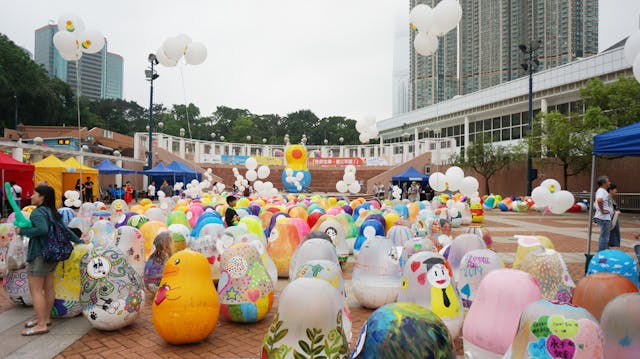 九龍公園集合不倒翁藝術品。