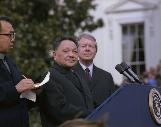 1979年，鄧小平開始推動改革開放政策，美國眼見中國的路向有益美國，決定與中國建交。（Wikimedia Commons）