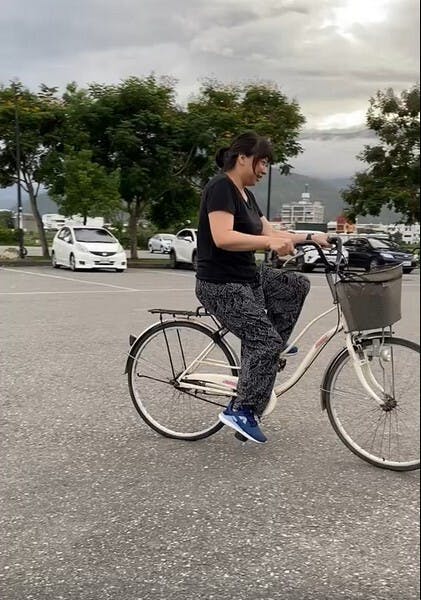 受傷一年後，小玄騎上腳踏車，作為給自己最好的禮物。