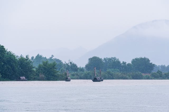 壯年聽雨客舟中，江闊雲低斷雁叫西風。（Shutterstock）