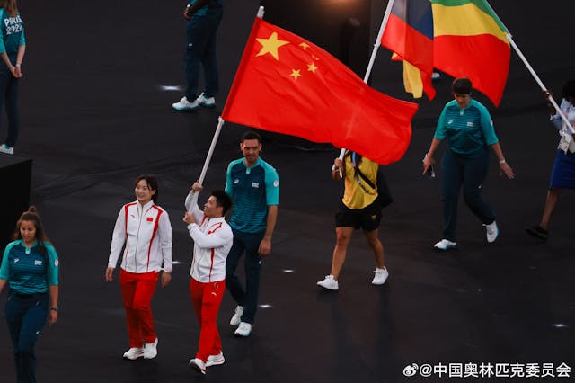 巴黎奧運閉幕禮上，中國代表團旗手舉重運動員李發彬、女子曲棍球隊隊長歐紫霞。