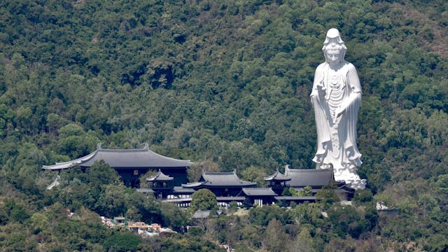 巨大的白衣觀音，座落於大埔慈山寺，坐北向南，背靠八仙嶺。（照片由譚建平女士提供）