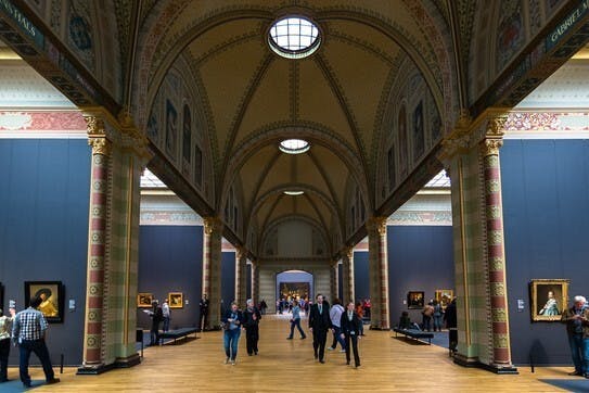 （圖2）荷蘭國立博物館的「榮譽展廳」（Gallery of Honour, Rijksmuseum）偌大的大廳盡頭，隱約可見倫勃朗的《夜巡》，前左可看到哈爾斯的《快樂的酒徒》（The Merry Drinker, Frans Hals） 。