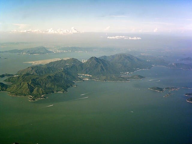 在東大嶼山興建大型人工島，切合滿足香港參與一帶一路及大灣區發展項目所產生的居住和經濟需求。（Wikipedia Commons）