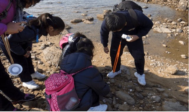 學生到戶外實地考察。