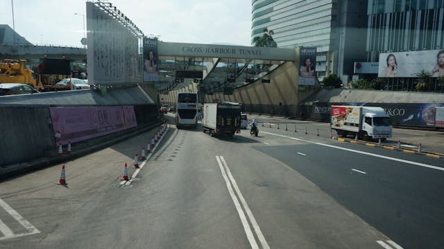 九龍入口過收費站後行車暢順。