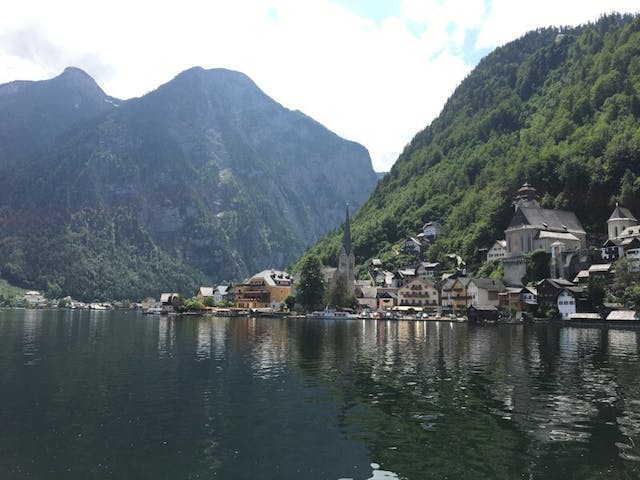 圖一：阿爾卑斯山湖區哈爾斯塔特（Hallstatt）。