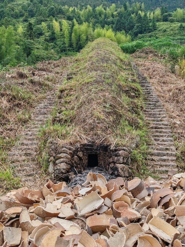 盤活預備復燒的三福村窯，清理出大堆舊匣砵。